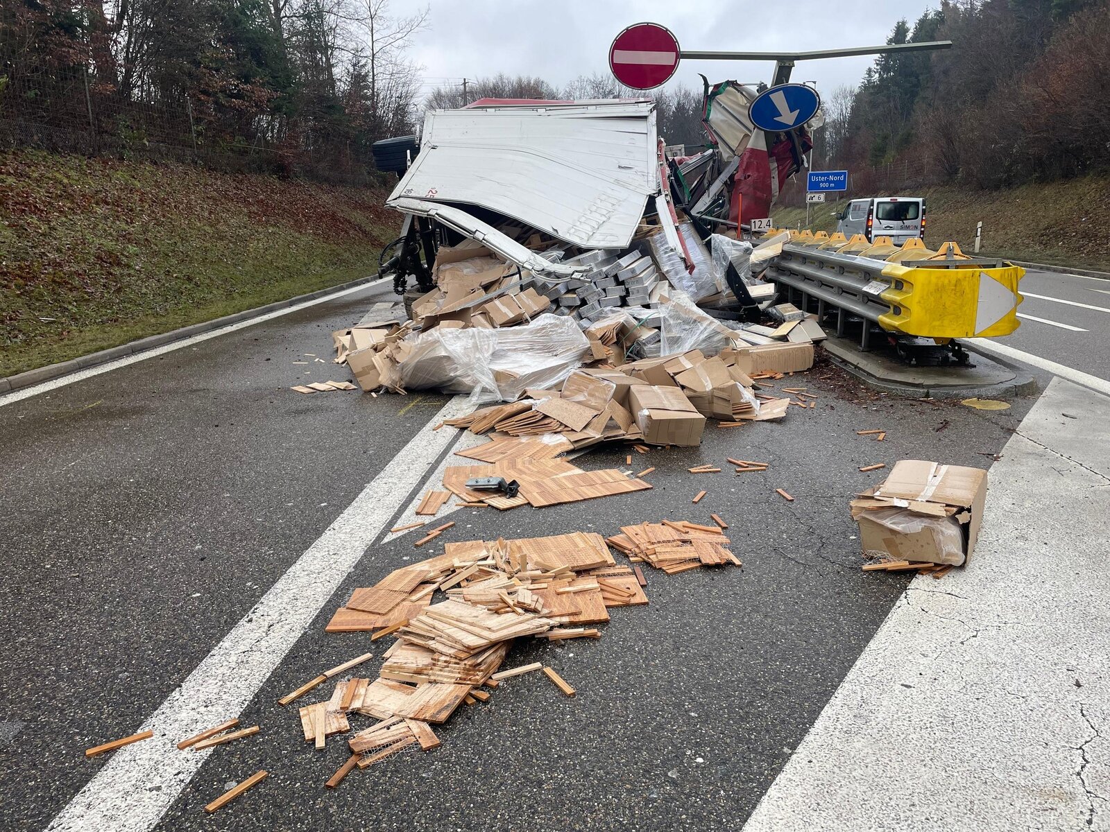 Lastwagen hat Pakete verloren