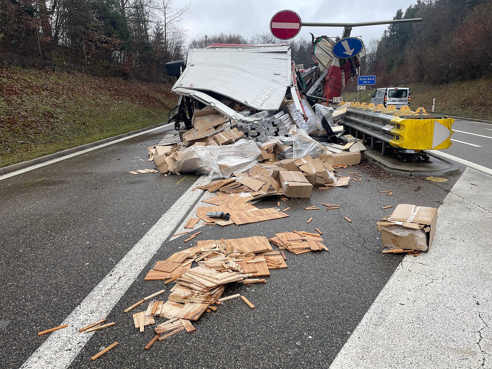 Lastwagen hat Pakete verloren