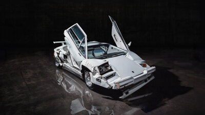 Der Lamborghini mit demolierter Stossstange.
