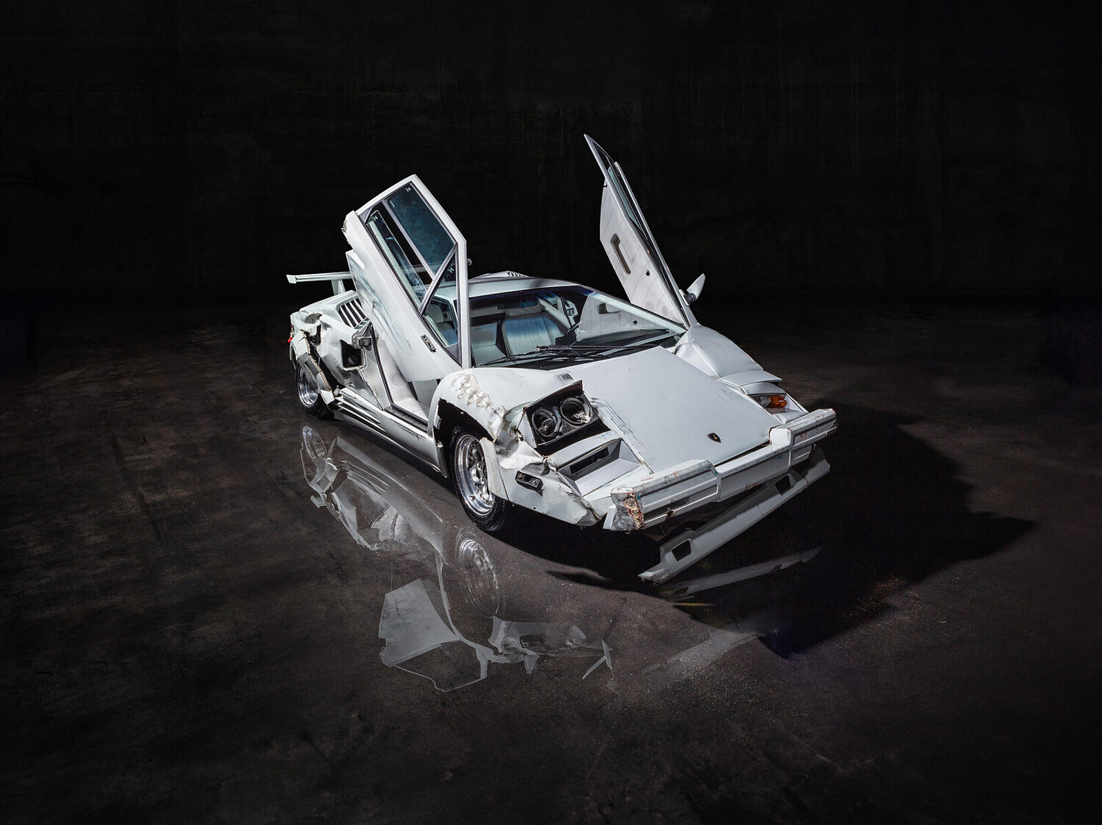 Der Lamborghini mit demolierter Stossstange.