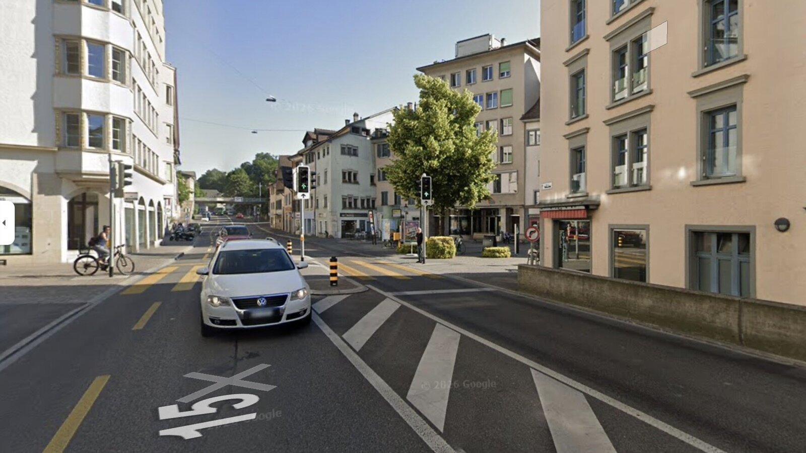 Durch die schmale Schaffhauser Bachstrasse soll sich nach dem Willen des linksgrünen Stadtrates der gesamte internationale und regionale Transitverkehr hindurchzwängen. Bild: Google Maps