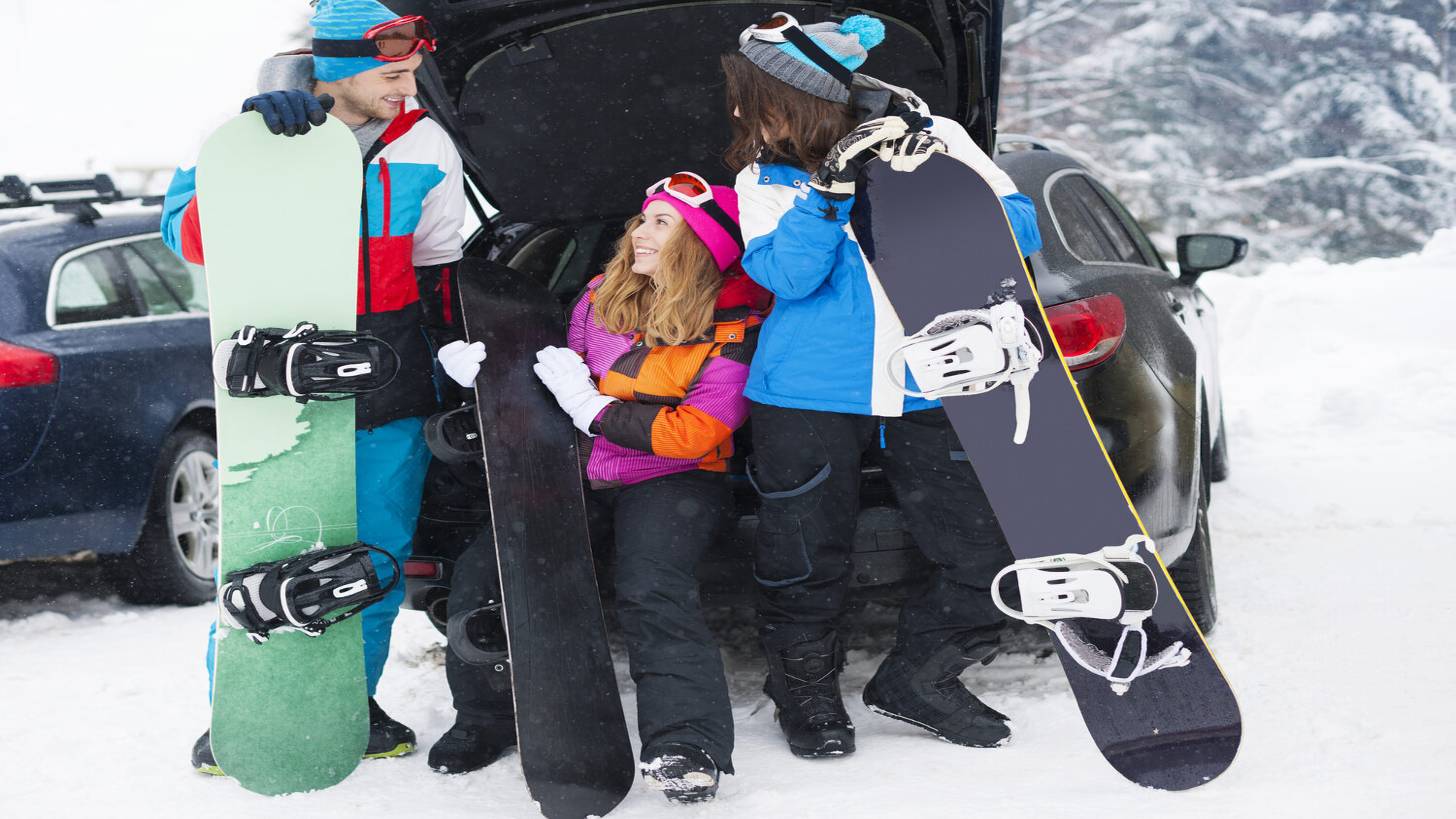 Snowboards und Skier müssen im Auto richtig verstaut werden, sonst droht eine Busse. Bild: gpointstudio, Freepik