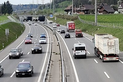 Die Befragten empfinden das Strassennetz in der Schweiz als überlastet. Bild: STREETLIFE