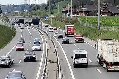 Die Befragten empfinden das Strassennetz in der Schweiz als überlastet. Bild: STREETLIFE