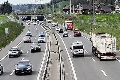 Die Befragten empfinden das Strassennetz in der Schweiz als überlastet. Bild: STREETLIFE