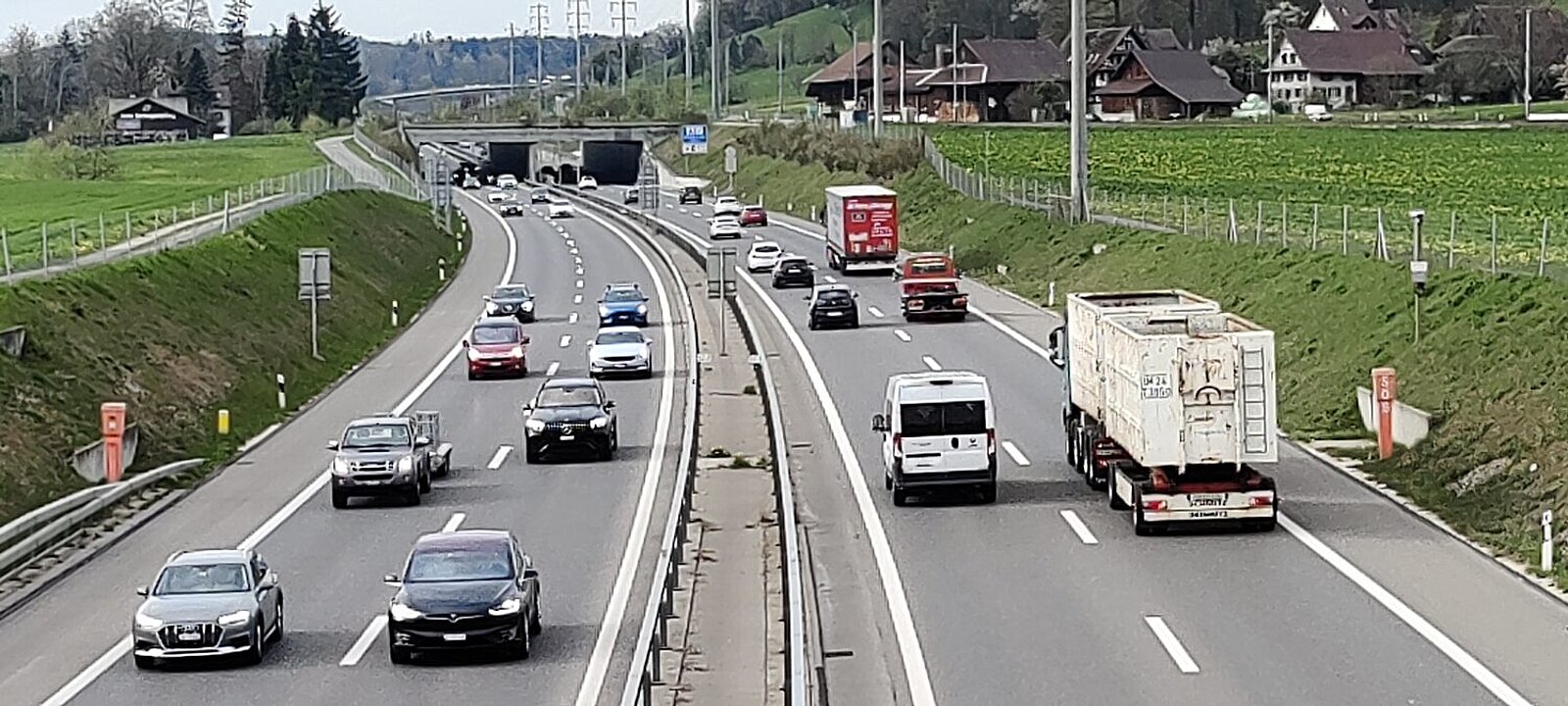 Die Befragten empfinden das Strassennetz in der Schweiz als überlastet. Bild: STREETLIFE