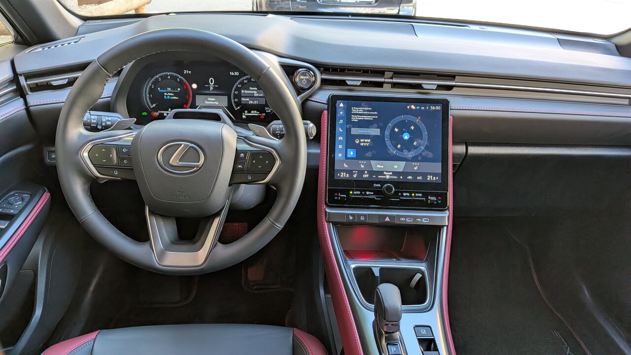Cockpit des Lexus LBX