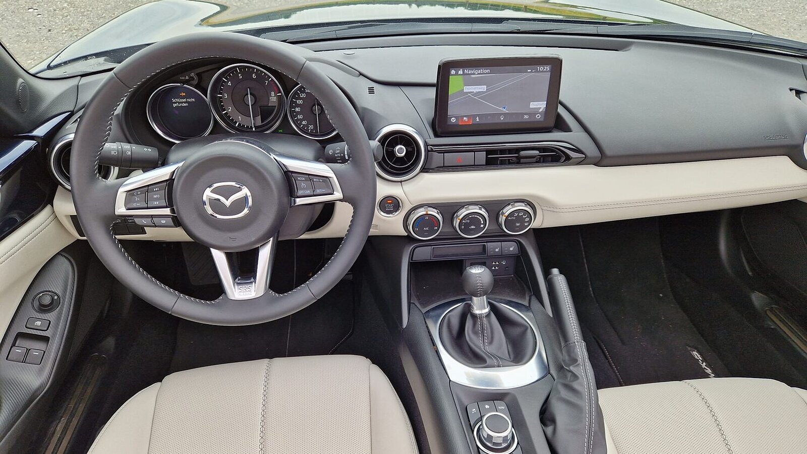 Das Cockpit des Mazda MX-5.