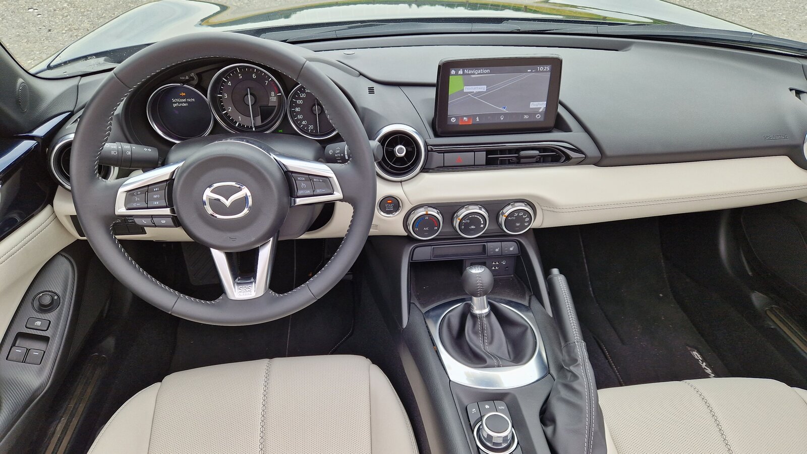 Das Cockpit des Mazda MX-5.