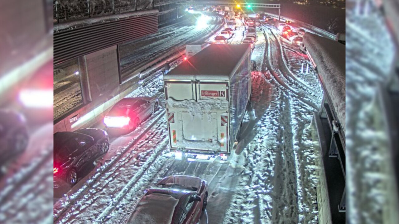 Auf der A2 bei Hergiswil in Fahrtrichtung Luzern gings auch um 23 Uhr nicht wirklich vorwärts. Bild: Webcam