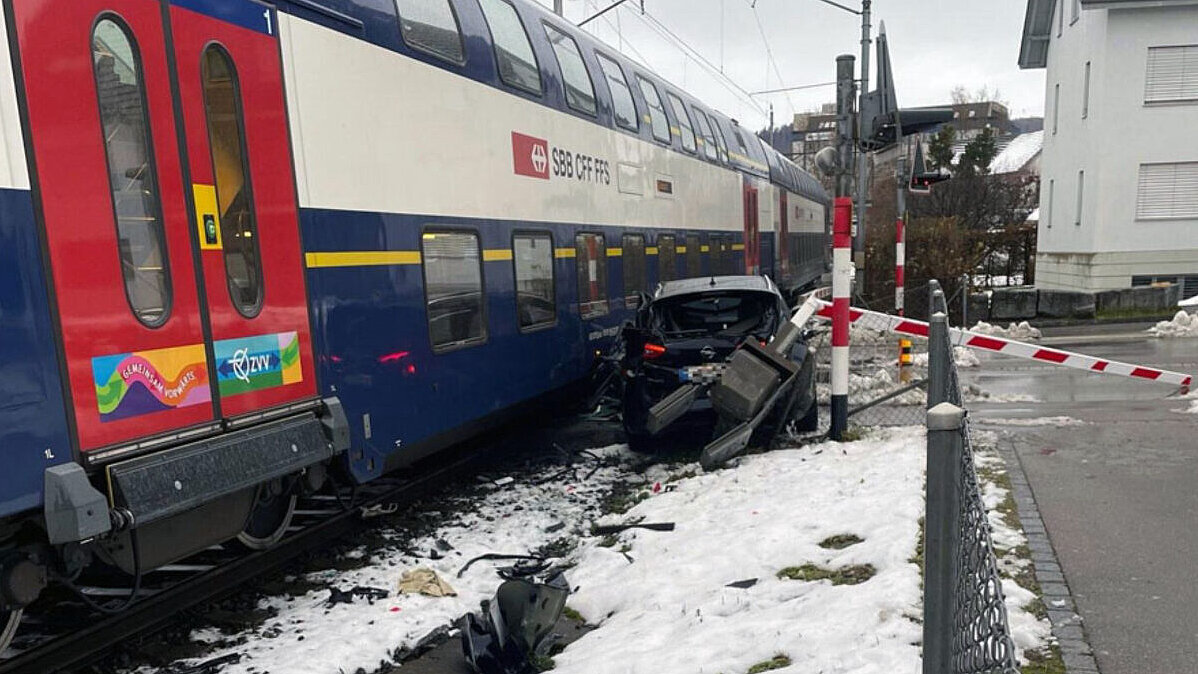 6. Dezember 2023, Wetzikon ZH: Bei einer Kollision zwischen einer S-Bahn der Linie 3 und einem Personenwagen kommt es zu erheblichem Sachschaden. Der 45-jähriger Personenwagenlenker konnte mit seiner 41-jährigen Frau und den Kindern 6 und 11 Jahre das Fahrzeug rechtzeitig verlassen. Bild: Kantonspolizei Zürich