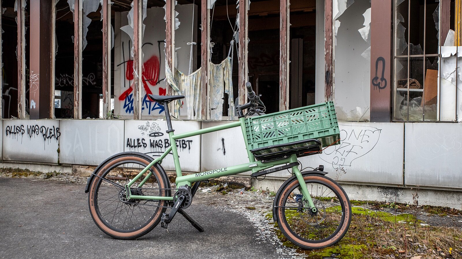 Fahrrad vor der heruntergekommen Raststätte Walensee