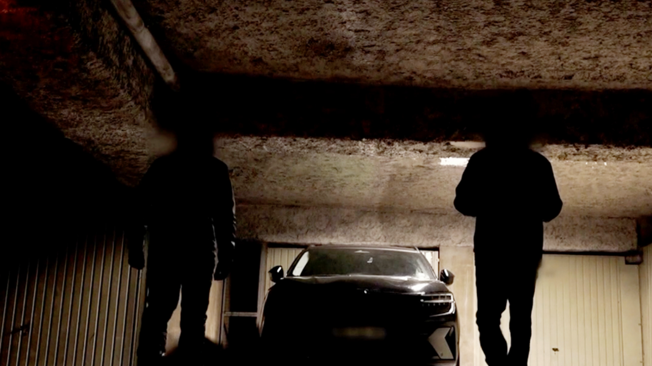 Methi (rechts) packt im SRF-Bericht über die Tricks der französischen Autoschieber aus. Bild: Screenshot SRF Rundschau