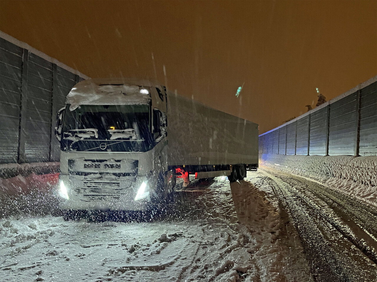 Querstehender LKW auf der Autobahn A2