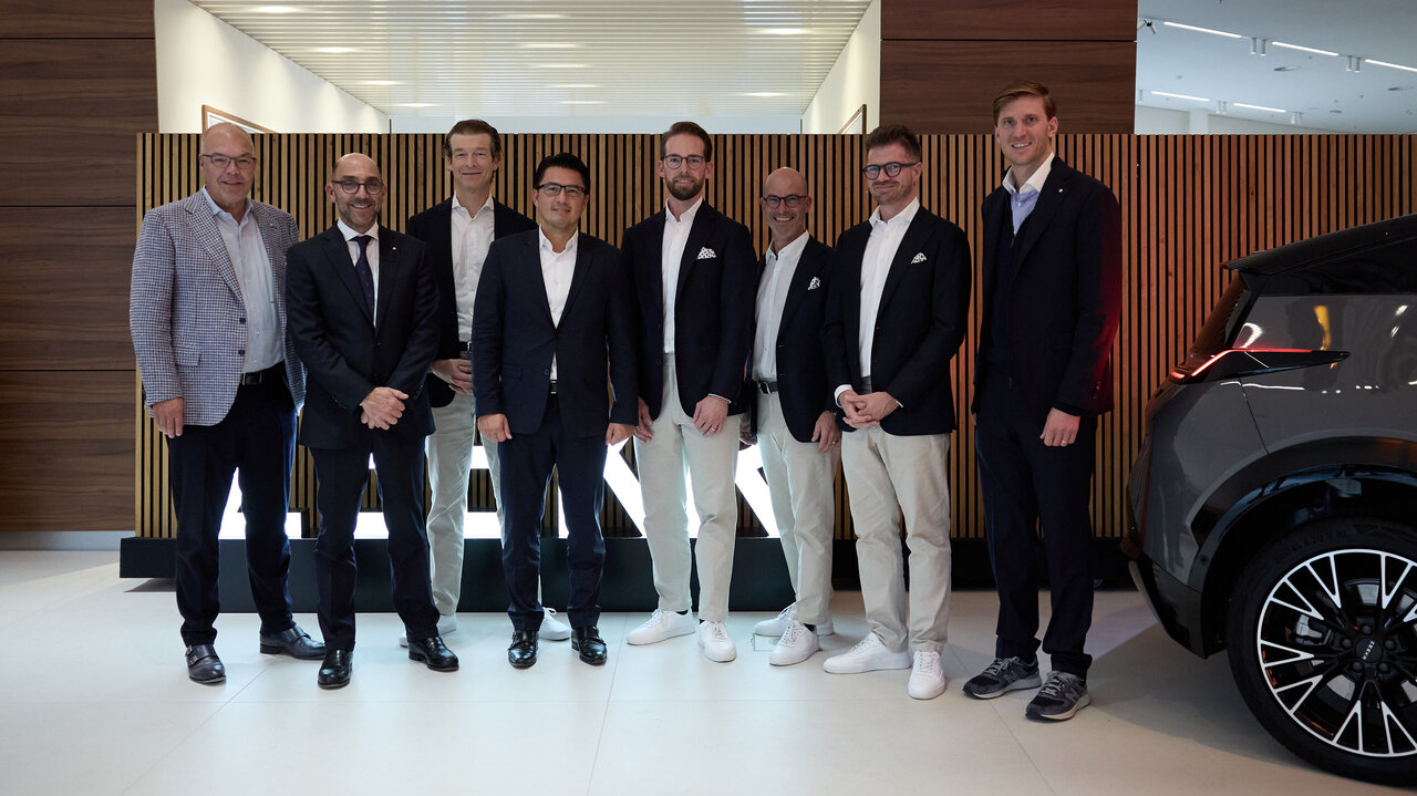 Von links nach rechts: Marcel Guerry, CEO Emil Frey Gruppe Schweiz; Philipp Rhomberg, CEO Emil Frey Digital; Mischa Giger, Head of Product & Operations Zeekr Schweiz; Lothar Schupet, CEO Zeekr Europa; Linus Baumgartner, Brand Director Zeekr Schweiz; Christian Dafflon, Head of Aftersales & Customer Service Zeekr Schweiz; Luca Frey, Head of Sales & Marketing Zeekr Schweiz; Lorenz Frey-Hilti, Mitglied der Geschäftsleitung der Emil Frey Gruppe