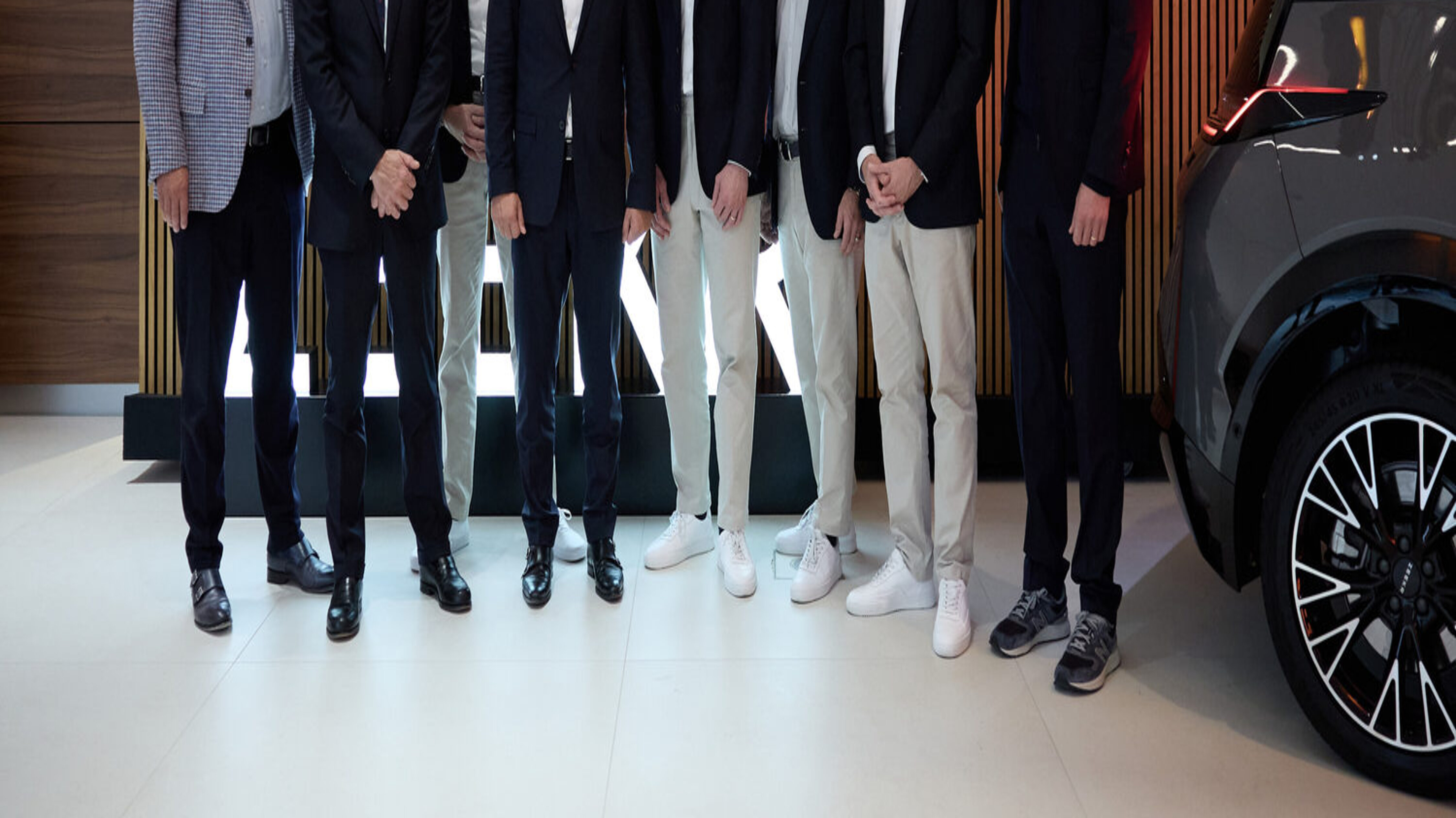 Von links nach rechts: Marcel Guerry, CEO Emil Frey Gruppe Schweiz; Philipp Rhomberg, CEO Emil Frey Digital; Mischa Giger, Head of Product & Operations Zeekr Schweiz; Lothar Schupet, CEO Zeekr Europa; Linus Baumgartner, Brand Director Zeekr Schweiz; Christian Dafflon, Head of Aftersales & Customer Service Zeekr Schweiz; Luca Frey, Head of Sales & Marketing Zeekr Schweiz; Lorenz Frey-Hilti, Mitglied der Geschäftsleitung der Emil Frey Gruppe