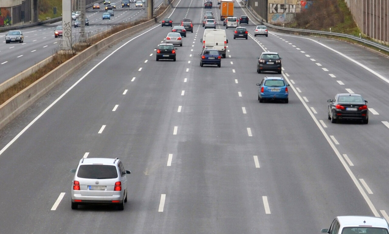 Der Verkehr auf einer Autobahn hat immer freie Fahrt. Fahrzeuge müssen sich über den Beschleunigungsstreifen einfädeln und im Notfall auf dem Pannenstreifen weiterfahren. Bild: Klaus Hausmann, Pixabay