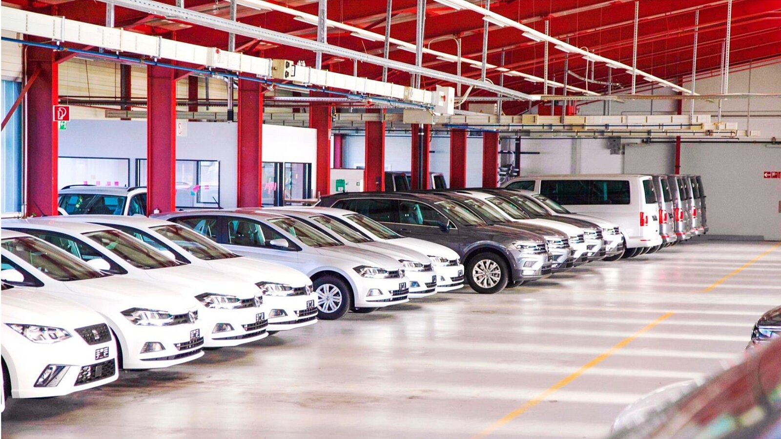 Autohalle von Carvolution Innenansicht