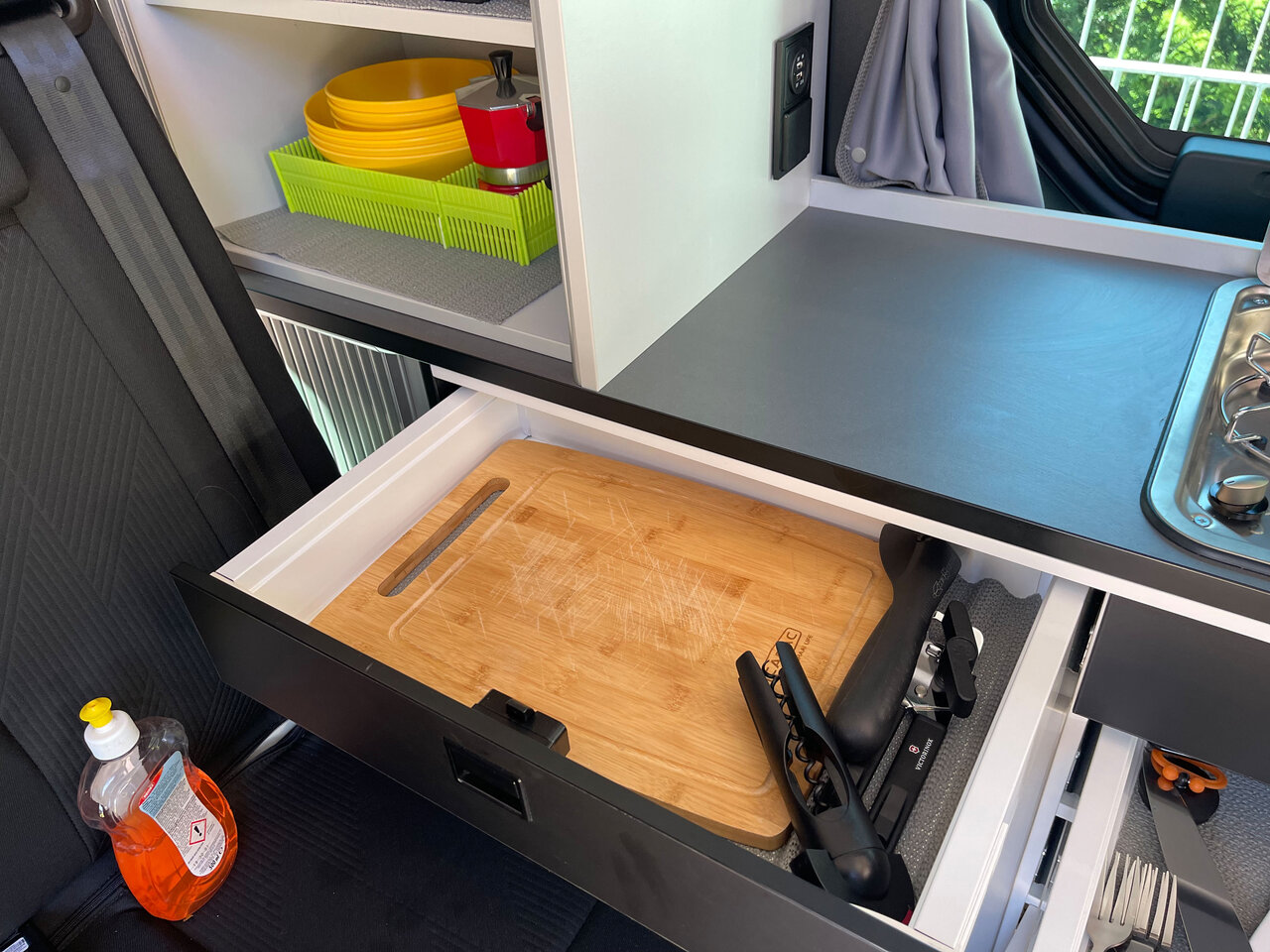 Küchenutensilien im Renault Trafic Space Nomad