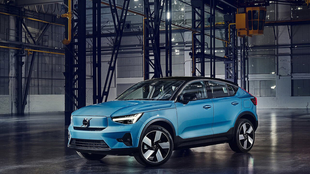 Der Volvo C40 Recharge in einer Fabrikhalle
