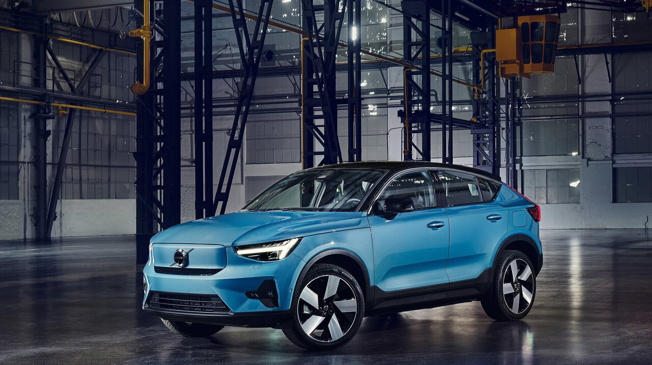 Der Volvo C40 Recharge in einer Fabrikhalle