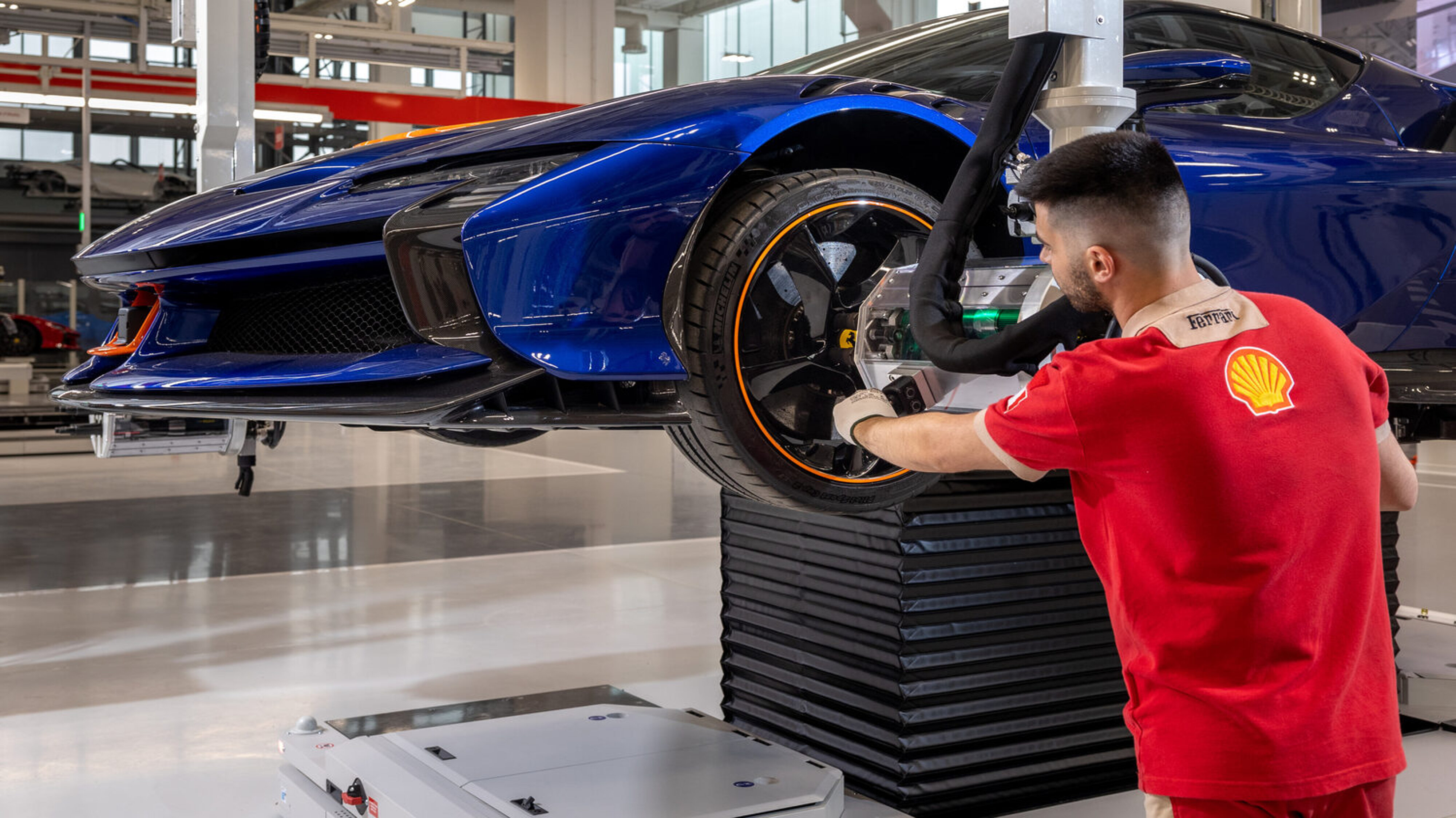 Reifenwechsel an einem Ferrari
