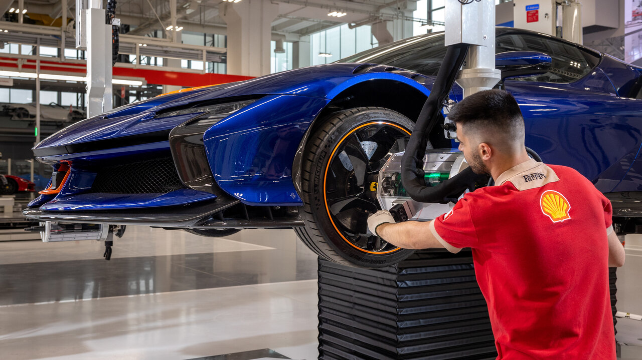 Reifenwechsel an einem Ferrari