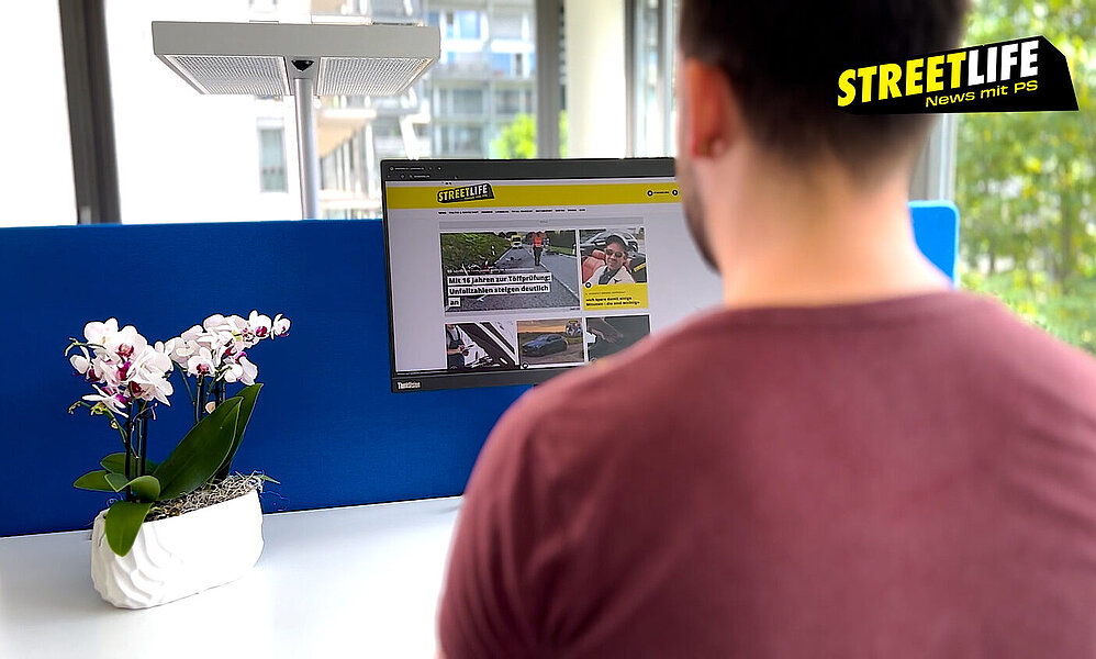 Mann schaut sich streetlife.ch auf dem Bildschirm an