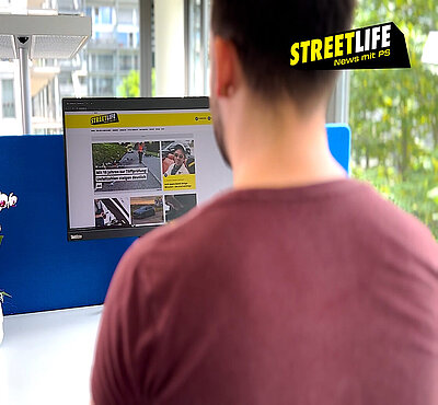 Mann schaut sich streetlife.ch auf dem Bildschirm an