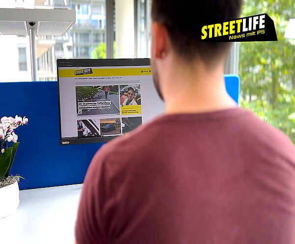 Mann schaut sich streetlife.ch auf dem Bildschirm an