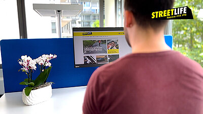 Mann schaut sich streetlife.ch auf dem Bildschirm an