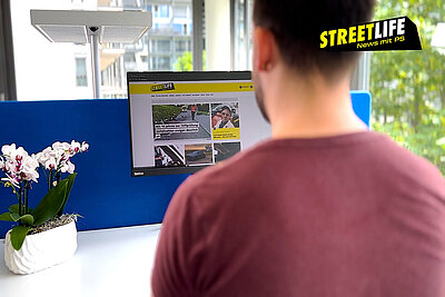 Mann schaut sich streetlife.ch auf dem Bildschirm an