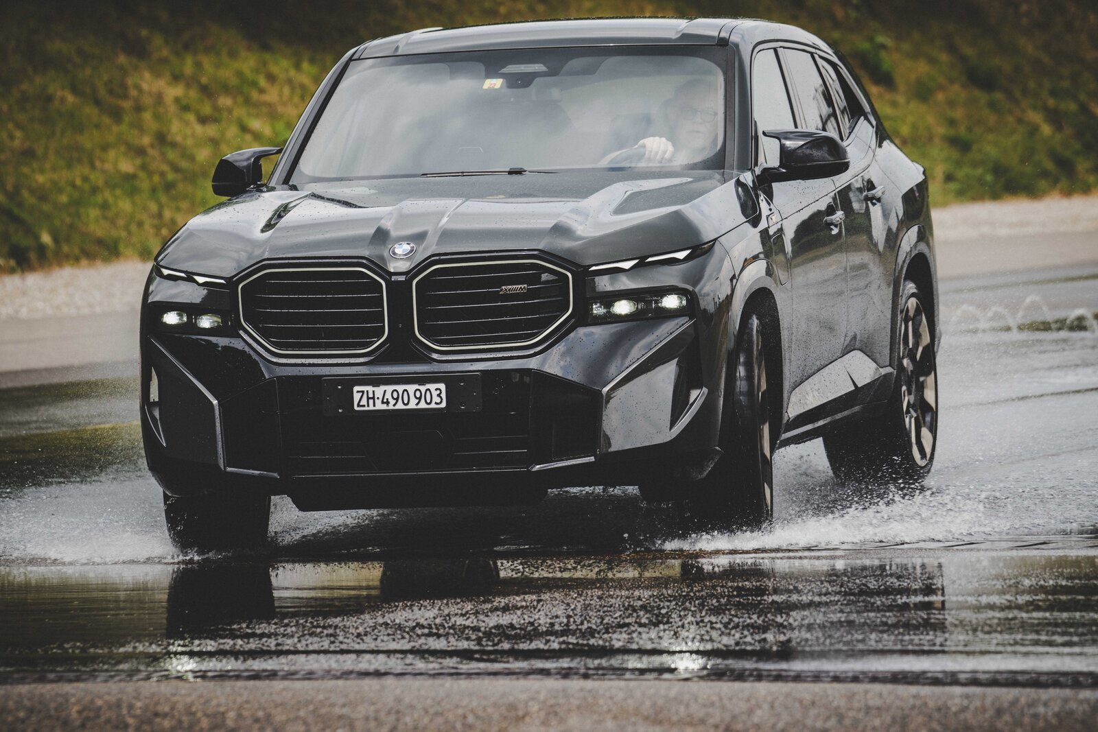 BMW XM auf Schleuderkurs Frontansicht