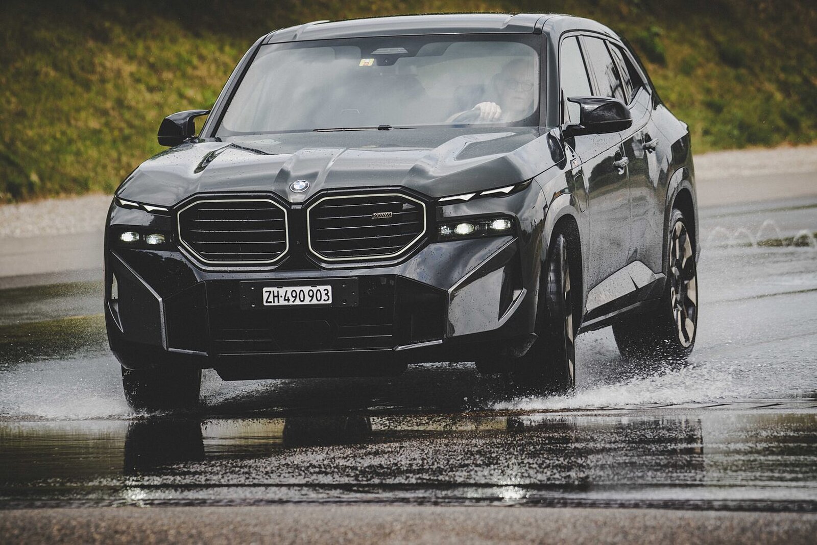 BMW XM auf Schleuderkurs Frontansicht