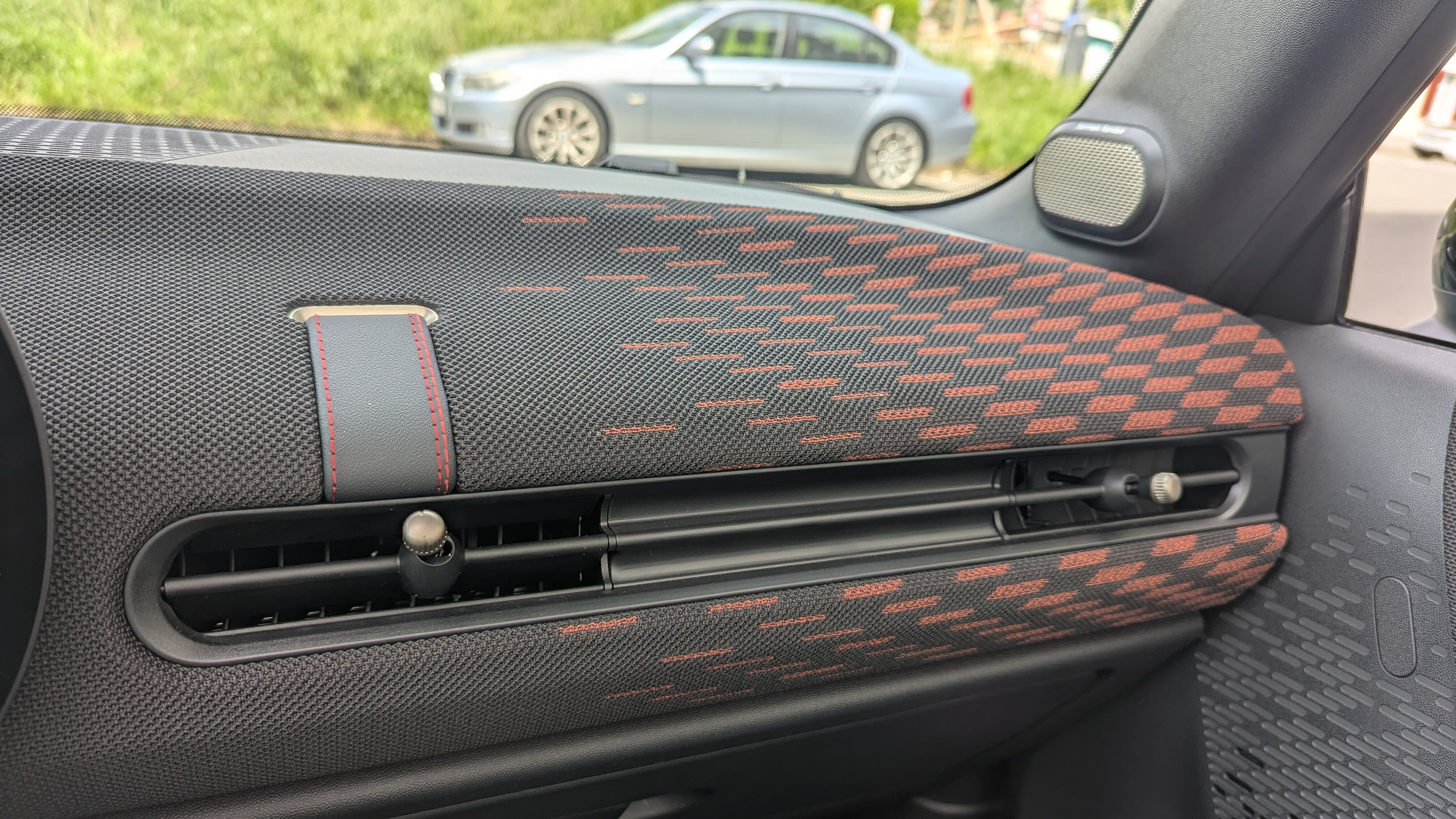 Armtaturenbrett auf der Beifahrerseite des Mini Cabrio