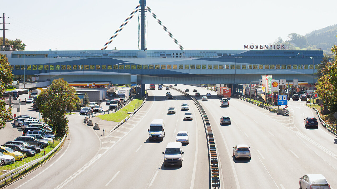 Um ihr Schauspiel so lang wie möglich aufrecht zu halten, liessen sich die Beschuldigten zuerst an den Flughafen Zürich fahren. Von dort fuhr sie ein weiterer Fahrer zur Raststätte Würenlos. Mit einem dritten Fahrzeug gelangten sie über die Grenze. Bild: Wikipedia