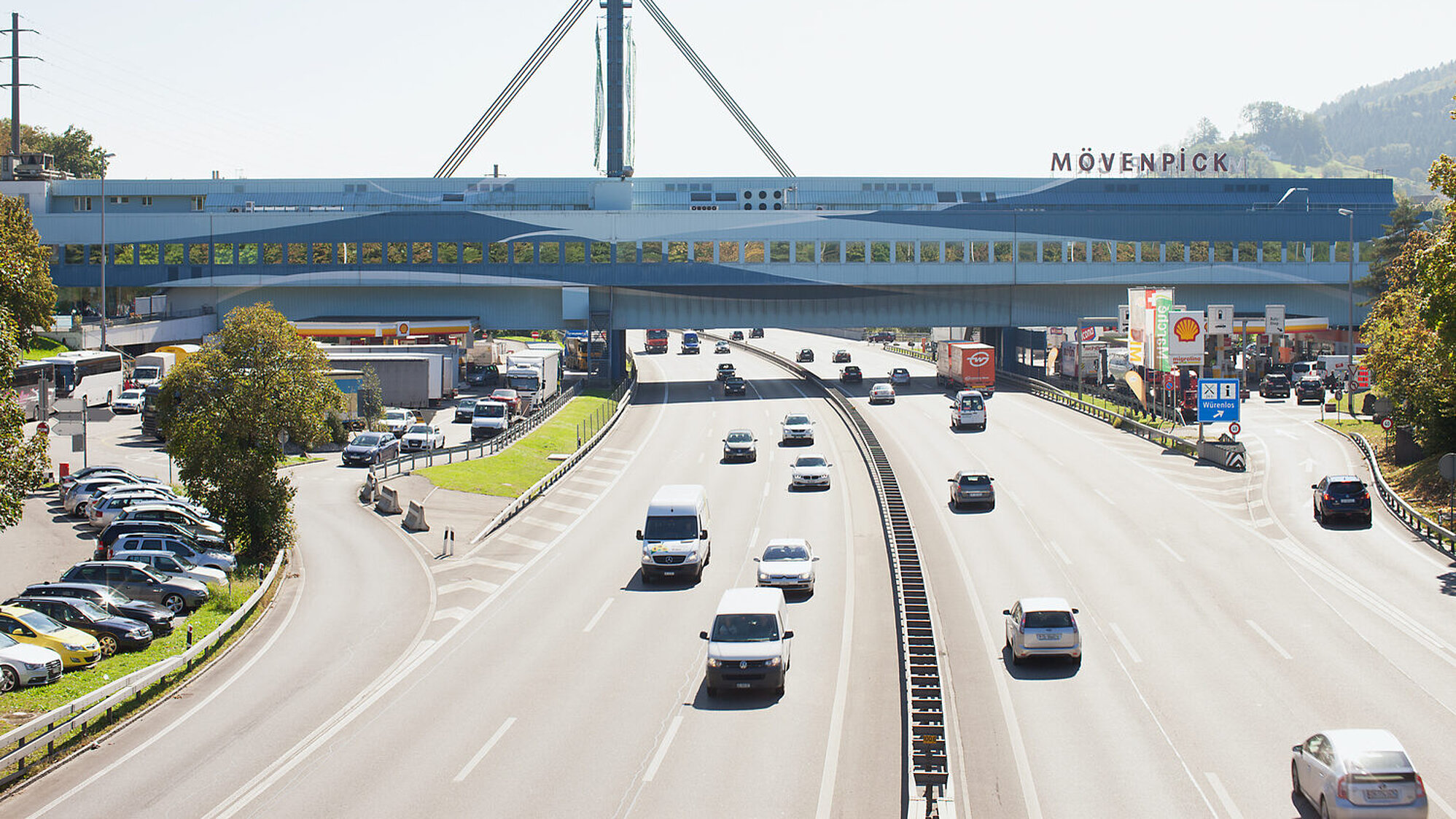 Um ihr Schauspiel so lang wie möglich aufrecht zu halten, liessen sich die Beschuldigten zuerst an den Flughafen Zürich fahren. Von dort fuhr sie ein weiterer Fahrer zur Raststätte Würenlos. Mit einem dritten Fahrzeug gelangten sie über die Grenze. Bild: Wikipedia