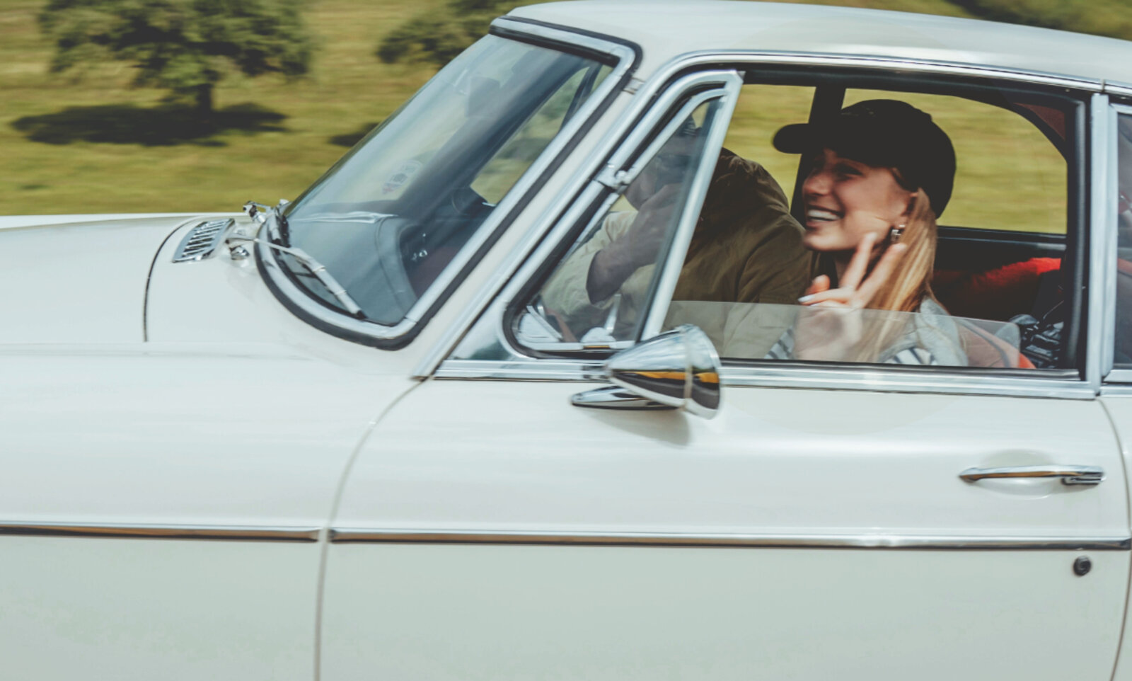 Frau mit Auto
