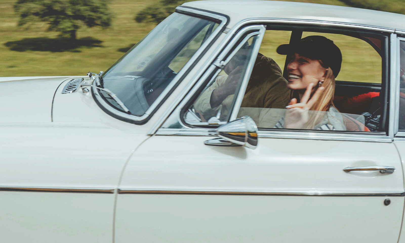 Frau mit Auto