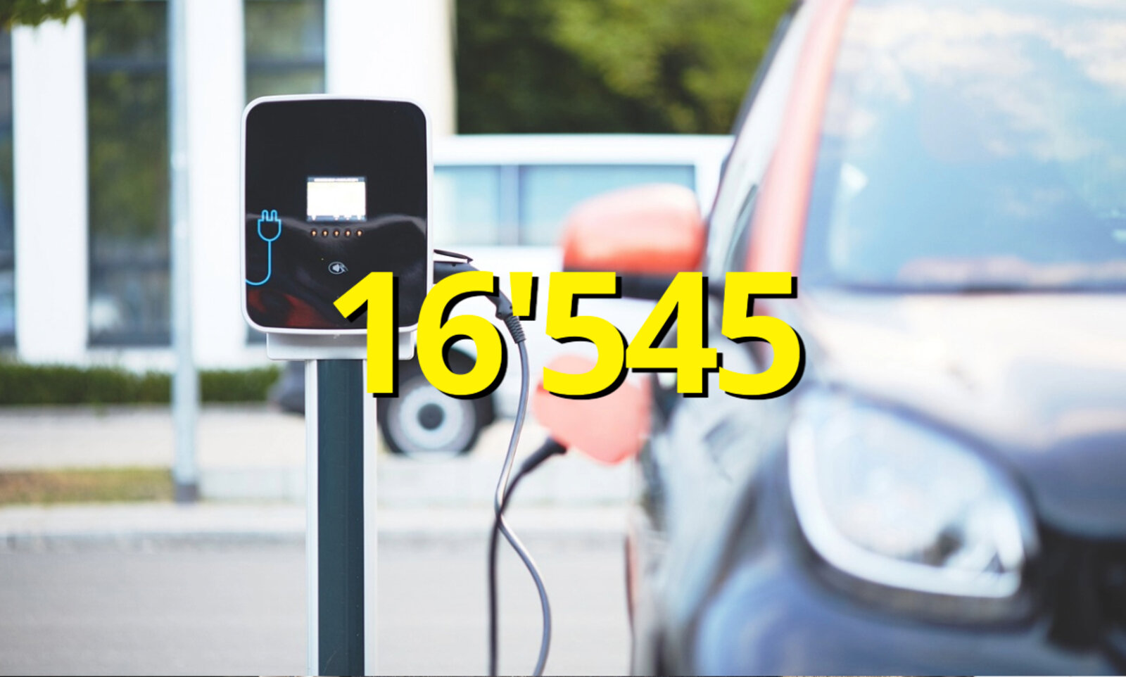 Auto an Ladestation.