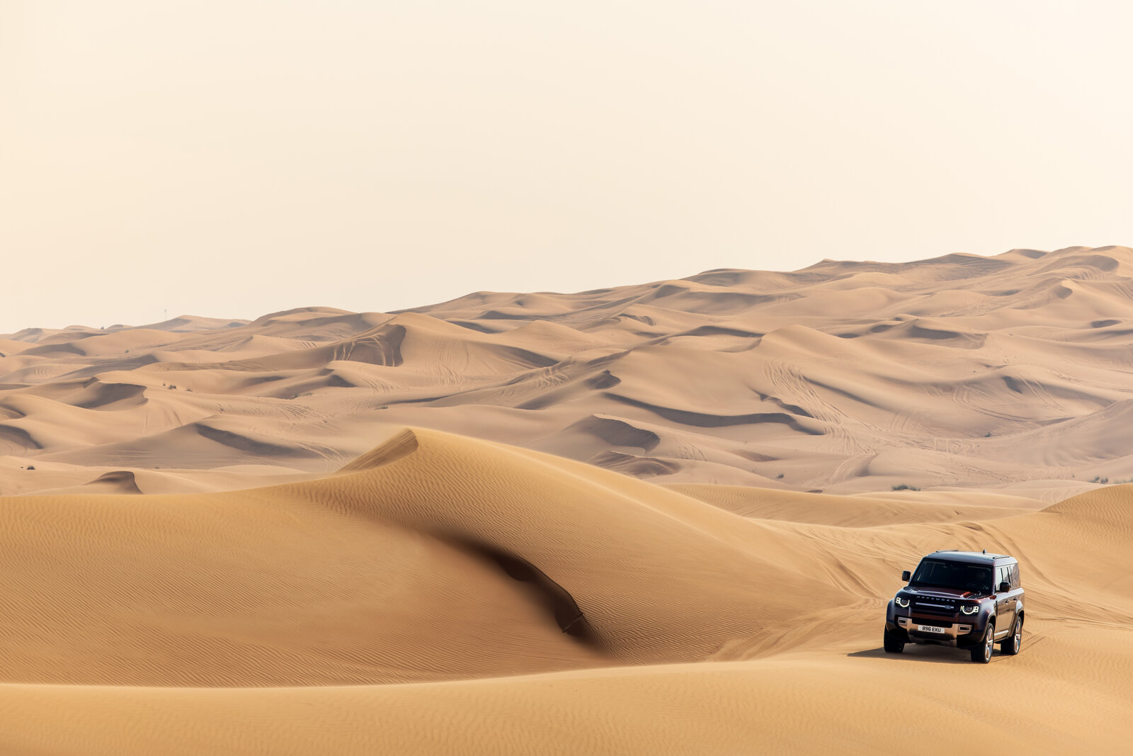 Land Rover Defender von vorn in der Wüste