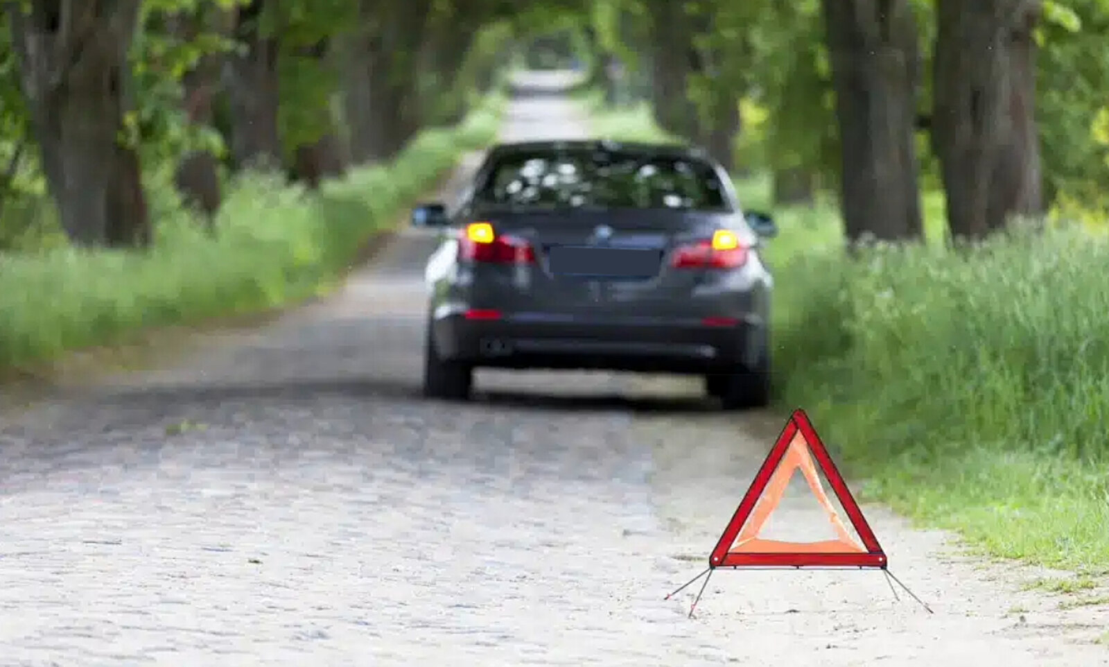 Das Gesetz schreibt ganz genau vor, wann die Warnblinker am Auto eingeschaltet werden dürfen und wann nicht. Bild: Freepik