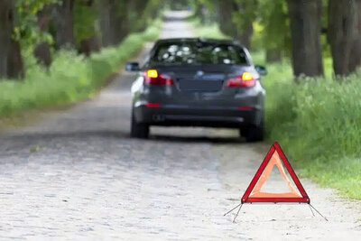 Das Gesetz schreibt ganz genau vor, wann die Warnblinker am Auto eingeschaltet werden dürfen und wann nicht. Bild: Freepik