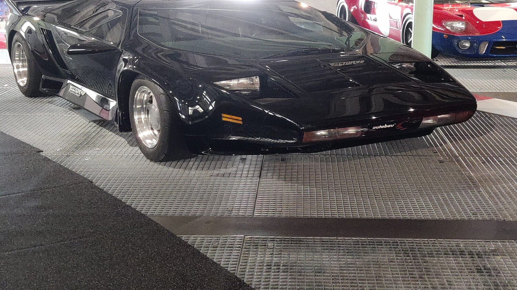 Frontansicht des Vector W8 in der Autobau Erlebnis in Romanshorn TG