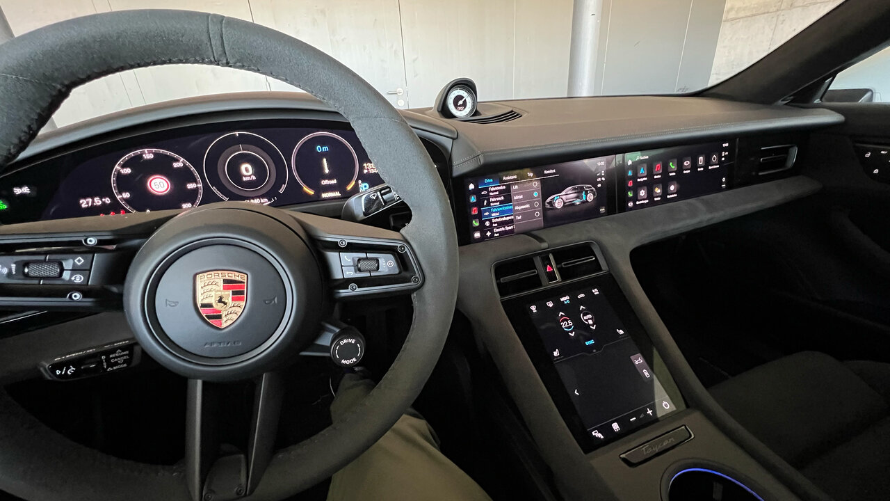 Das Cockpit des Porsche Taycan GTS Sport Turismo