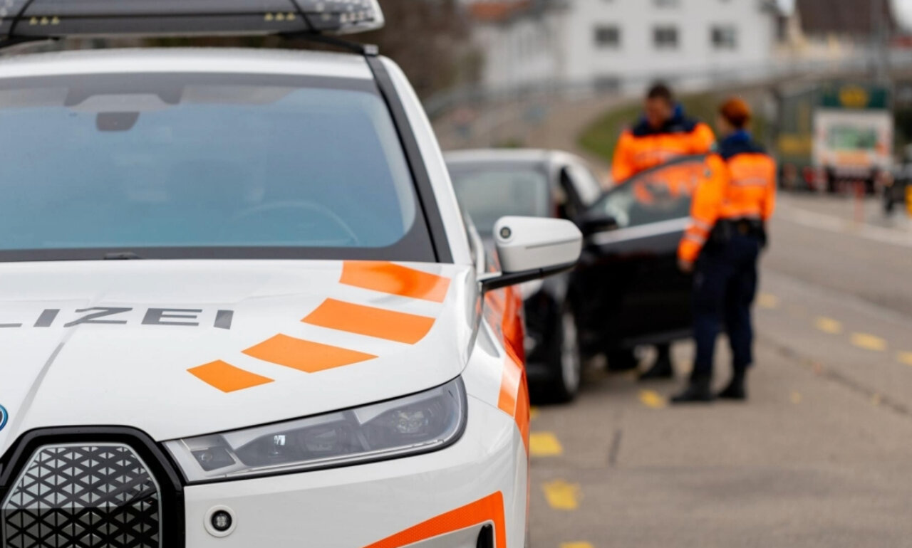 Wer beim unnötigen Herumfahren erwischt wird, muss mit einer Busse von 100 Franken oder sogar einer Verzeigung rechnen. Bild: Kantonspolizei St. Gallen.
