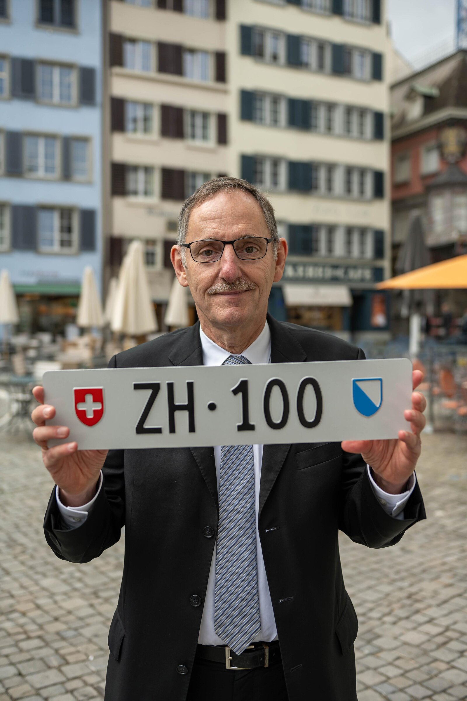 Der Zürcher Regierungsrat Mario Fehr präsentiert das Kennzeichen ZH 100.