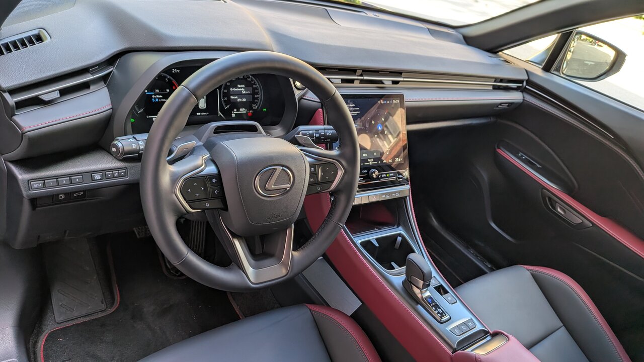 Cockpit des Lexus LBX