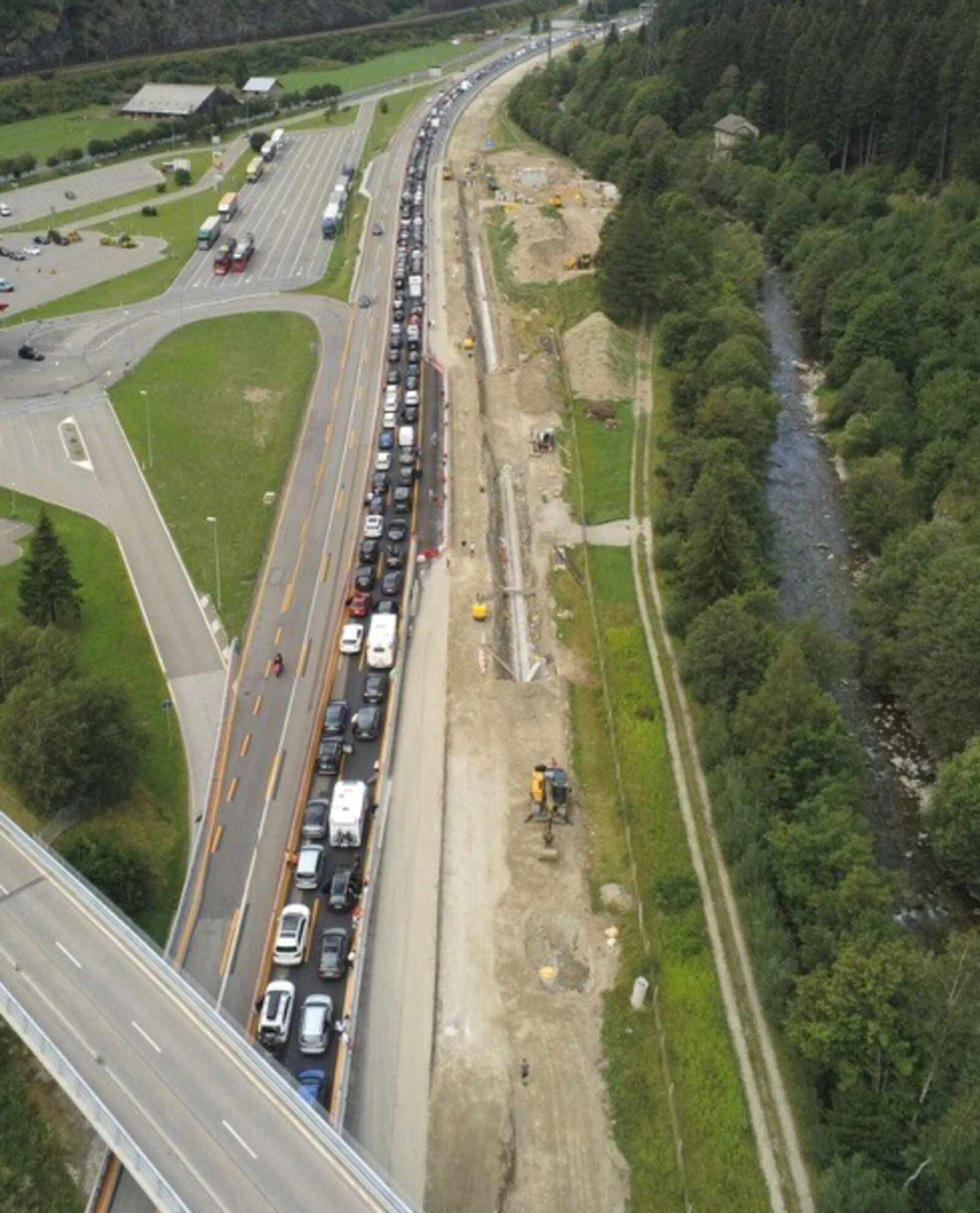 Stau am Gotthard Südportal