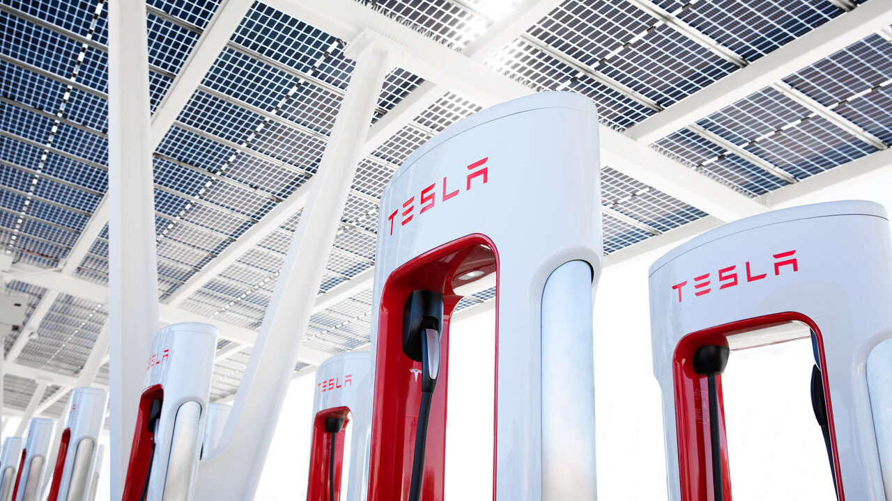 Nahaufnahme eines Tesla Supercharger